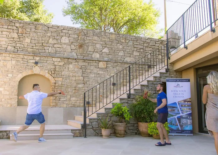 Luxury Casa Nova With Wellness And Game 빌라 발